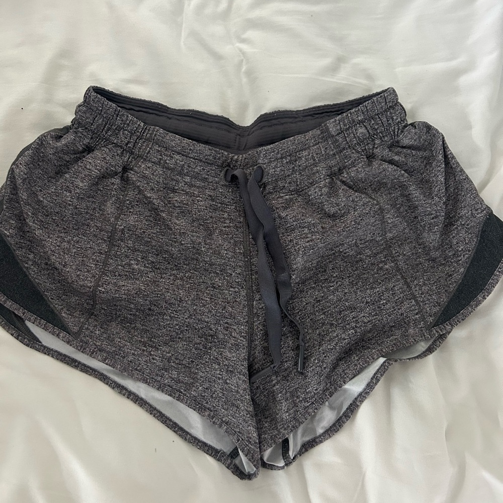 Lululemon Athletica Women’s Charcoal Gray Hotty Hot Low-Rise Lined Short 2.5"